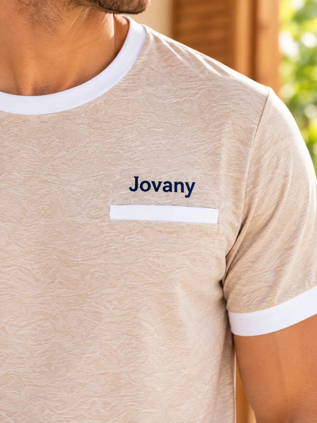 Détail broderie prénom Jovany côté cœur – Brise Tropicale