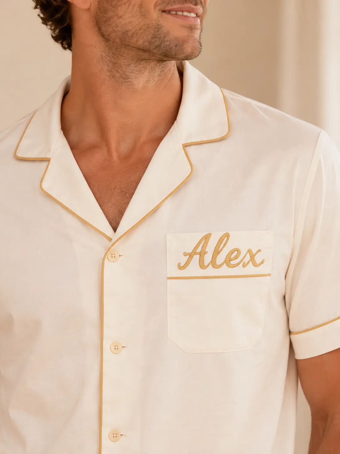 Détail broderie prénom Alex côté cœur – Crème Élégant