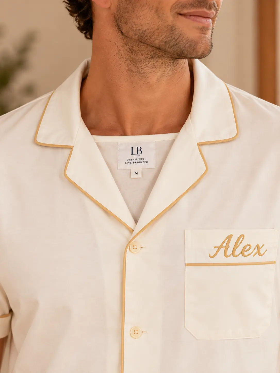 Détail col et étiquette LB – Pyjama chemisier homme Crème Élégant
