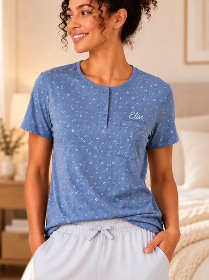 Pyjama femme Dimanche Cocooning – détail haut imprimé et prénom brodé côté cœur